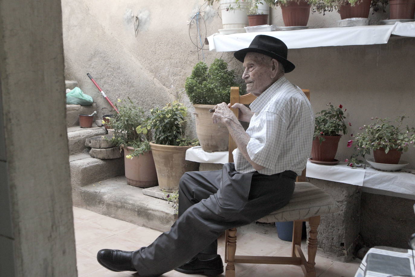 El Tío Juan Rita, en el patio de su casa de Totana, en 2017.