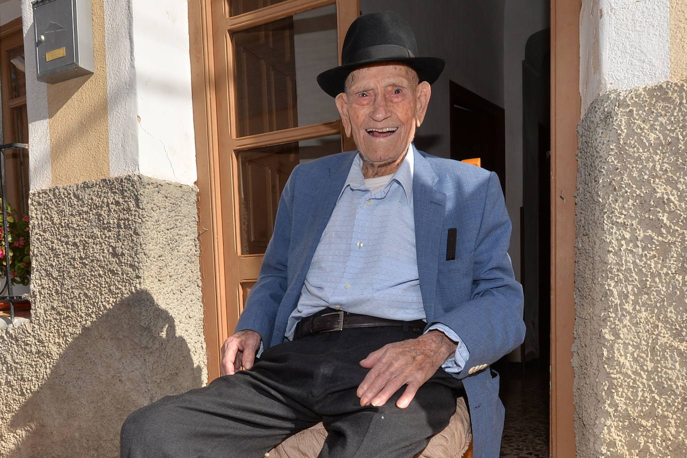 El Tío Juan Rita, con 106, en una imagen tomada en la puerta de su casa en 2018.