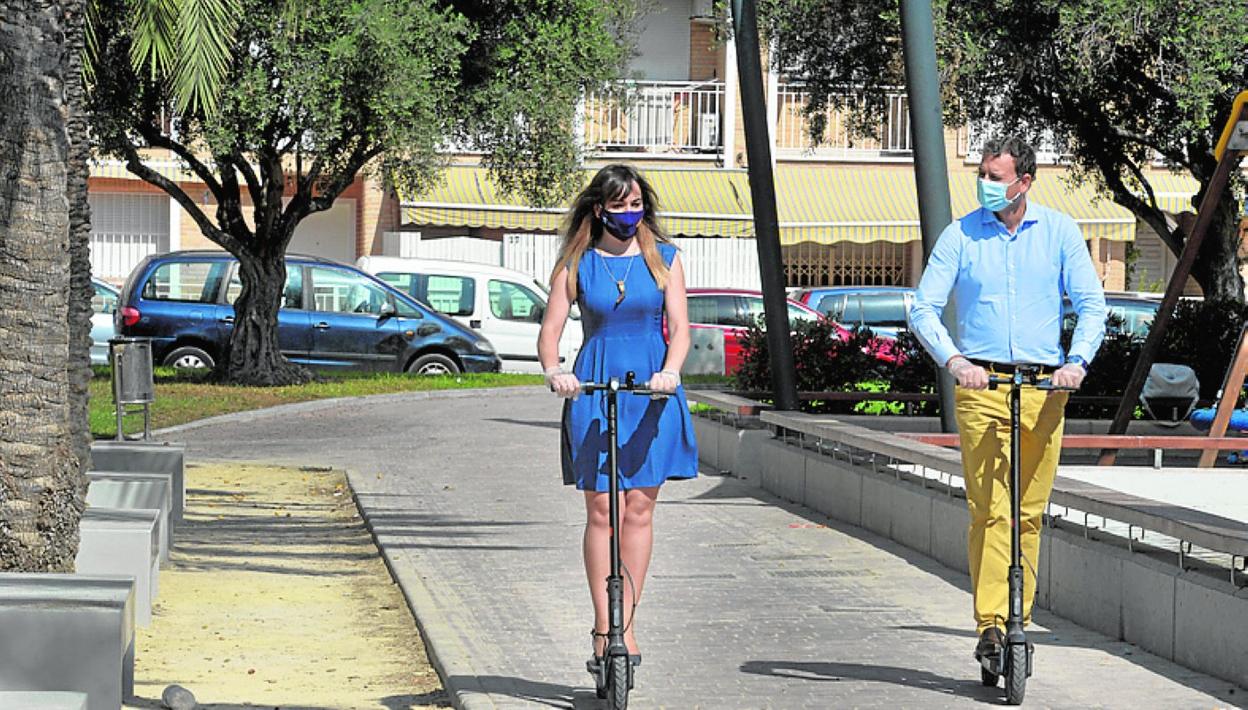 Rebeca Pérez y Marco Antonio Fernández, ayer, en patinete. 