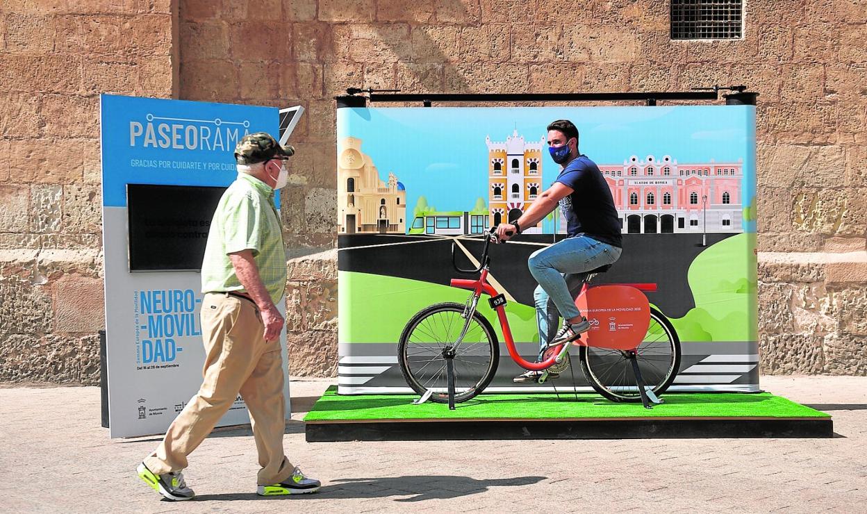 Un voluntario pedalea en una bicicleta estática en la plaza de Santo Domingo dentro de las actividades de la Semana de la Movilidad. 