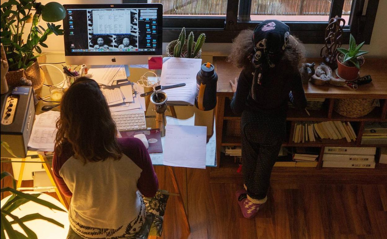 Una mujer teletrabajo durante el estado de alarma.