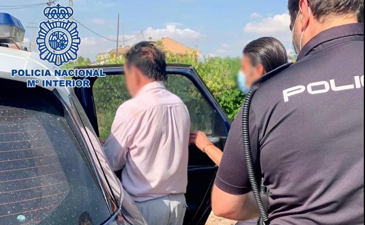 El anciano siendo detenido por agentes de la Policía Nacional.