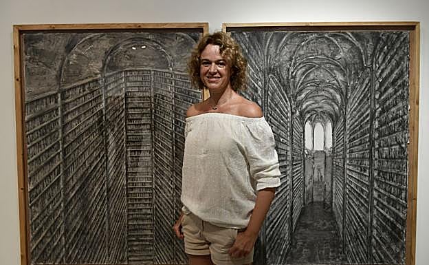 Pau Pellín, junto a una de sus obras.