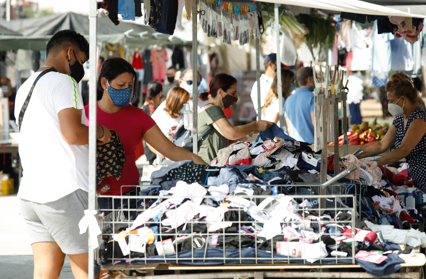 Fotos: Primer domingo del nuevo mercadillo de La Fica