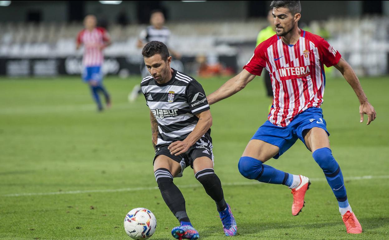 El debutante Rubén Castro maniobra en el área, ante Borja López, ayer.