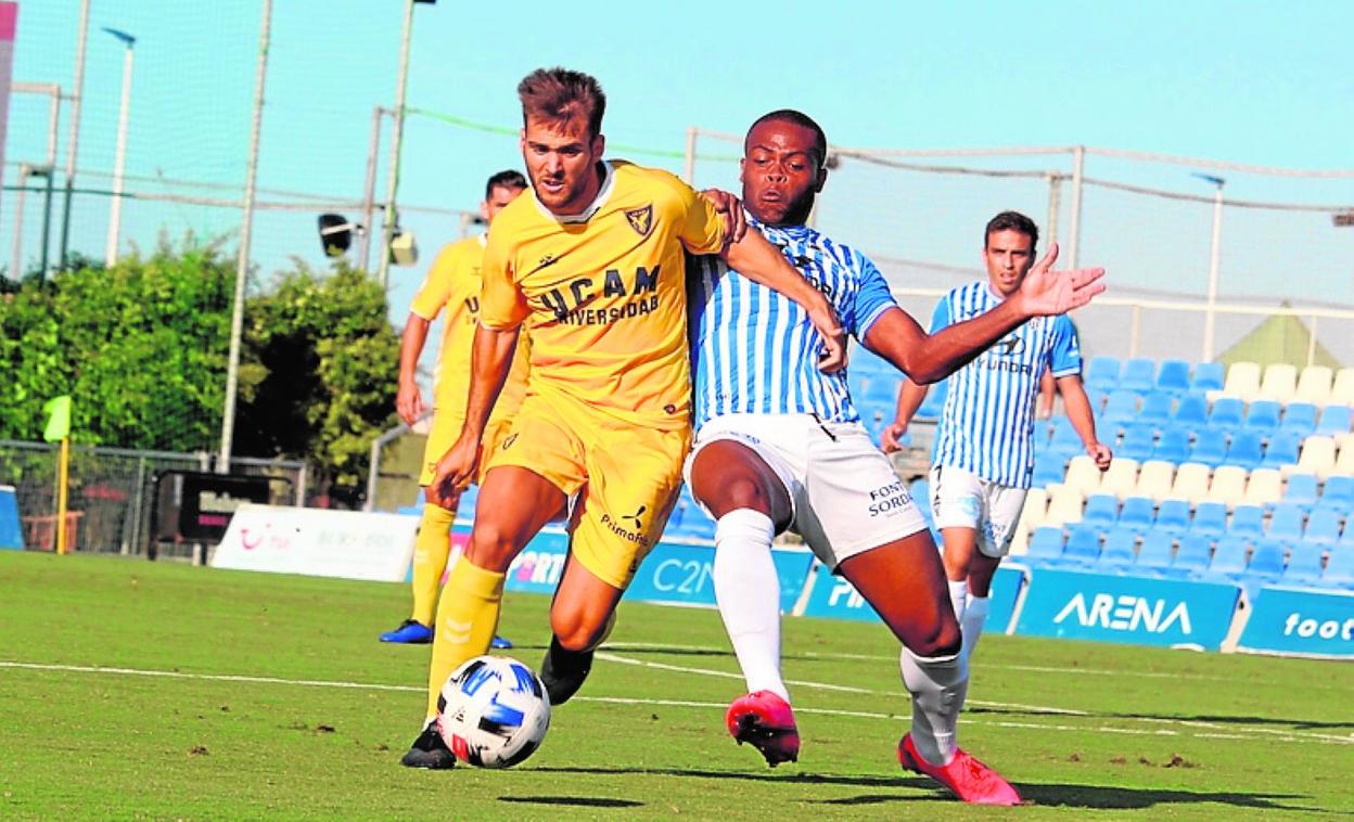 El universitario Tropi ugna por el balón con un rival, ayer. 