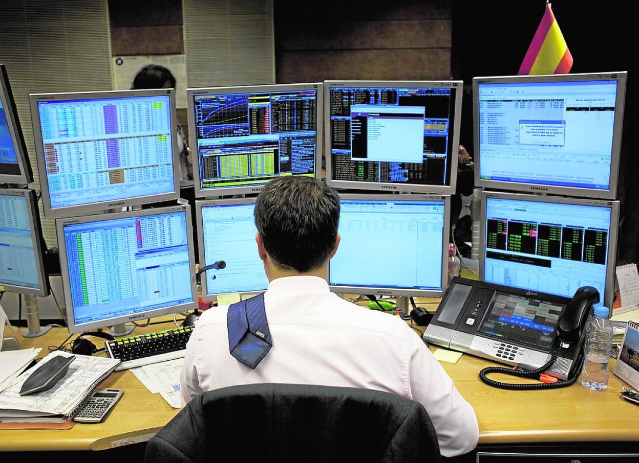 Empleado de la gestora de fondos de Bankinter, durante una subasta de bonos. 