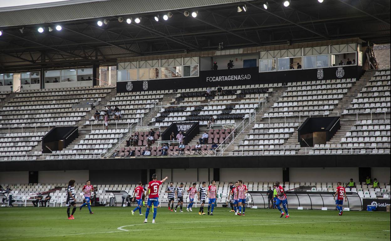 Aspecto de la tribuna principal del estadio Cartagonova, durante la primera mitad del encuentro.