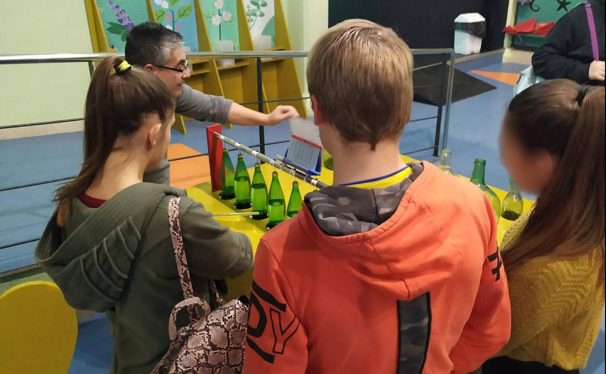 Jóvenes de la asociación participan en una excursión al Museo de la Ciencia y el Agua de Murcia.