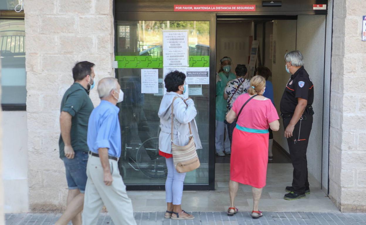 Varias personas acceden al centro de salud de San Diego de Lorca, en una imagen de archivo.