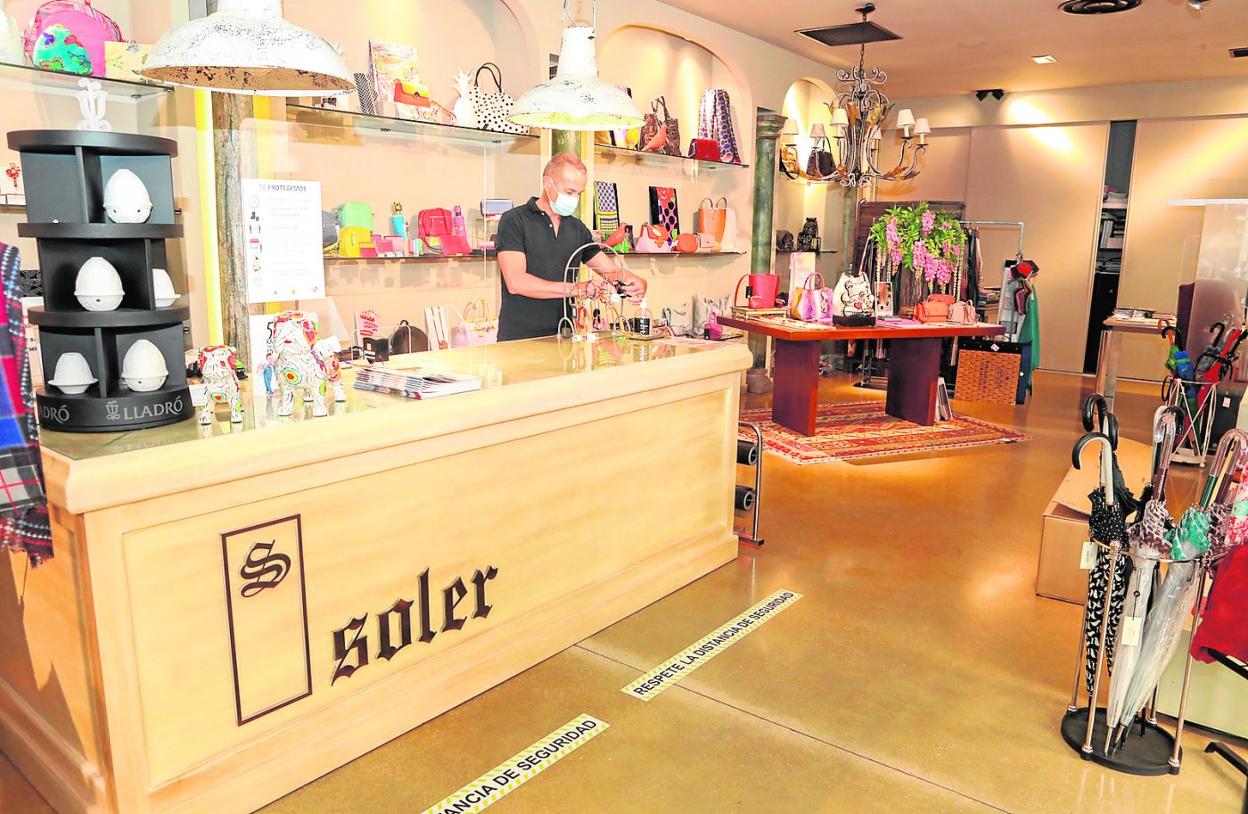 Francisco Re, en su tienda de decoración y complementos en pleno centro de la ciudad, sin clientes en la tarde de ayer. 