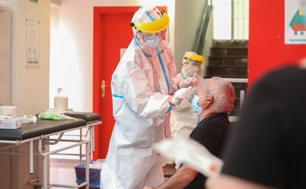 Un sanitario realiza una PCR a un paciente en un centro de salud de Lorca. 