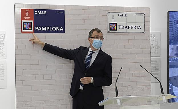 El alcalde señala el código en el modelo de placa que se colocará en pedanías; a la derecha, el que irá en el casco histórico.