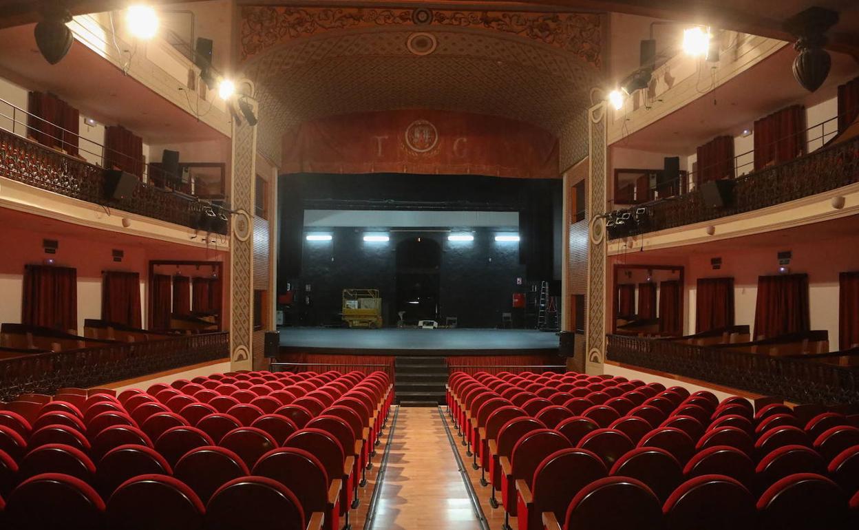El patio de butacas y el escenario del teatro García Lorca en Murcia. 