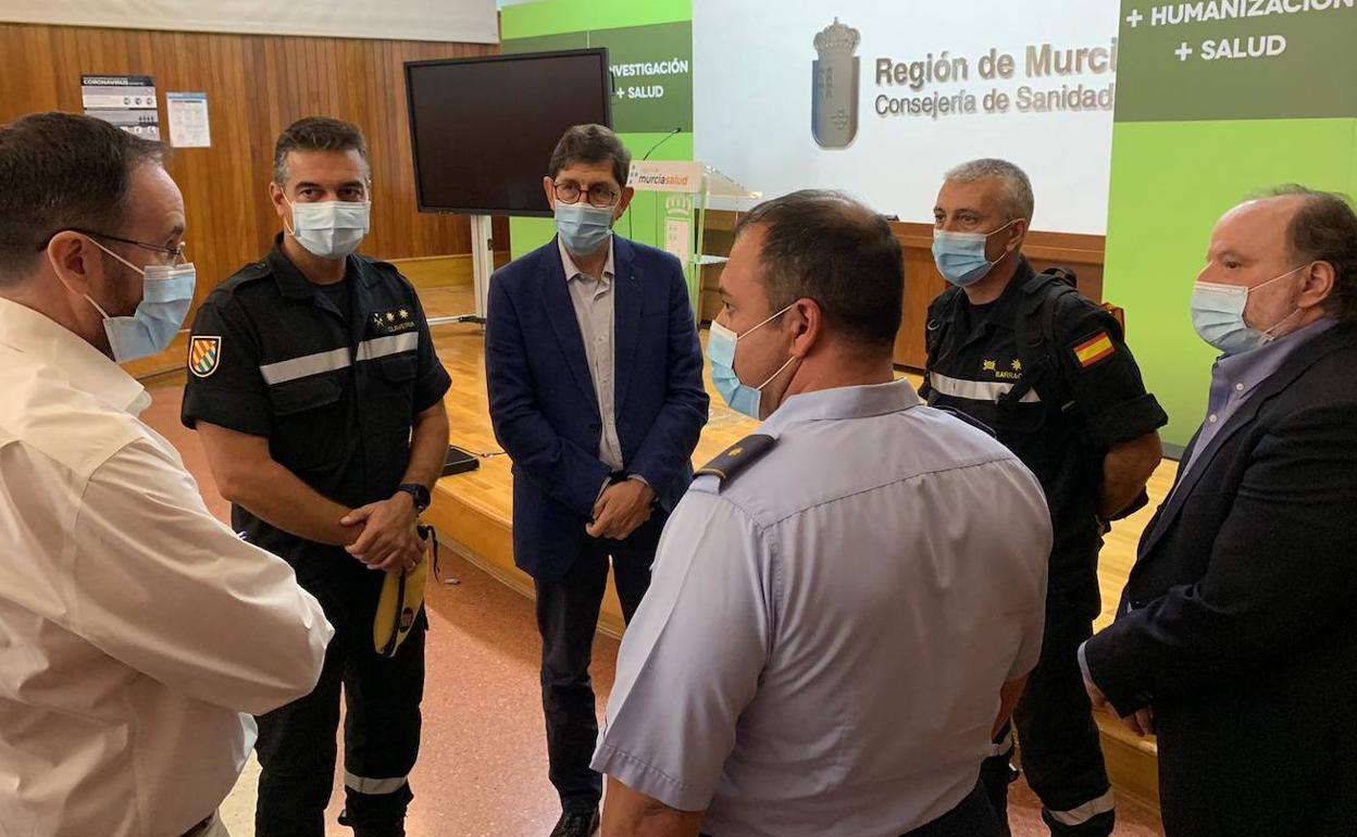 El consejero de Salud, Manuel Villegas, en un encuentro con los rastreadores que se suman al trabajo en la Región.