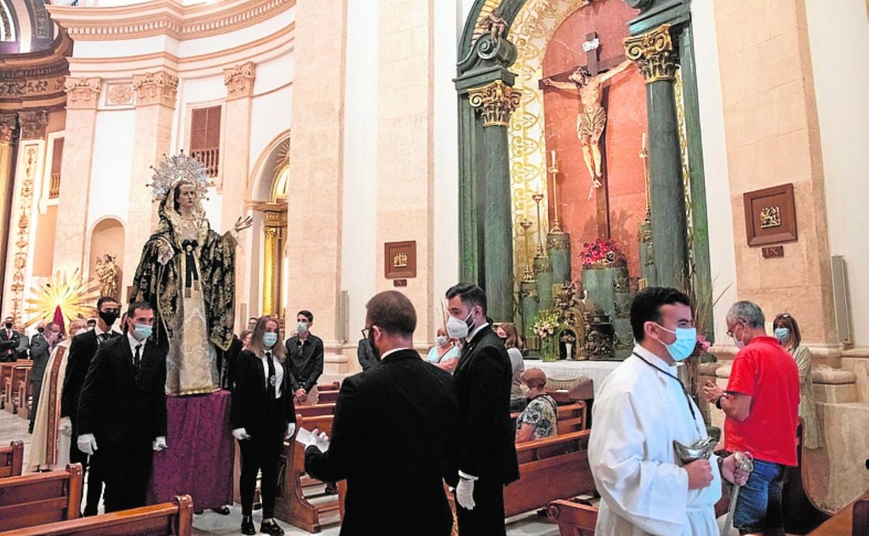 La Virgen de los Dolores ante el Cristo del Refugio. 