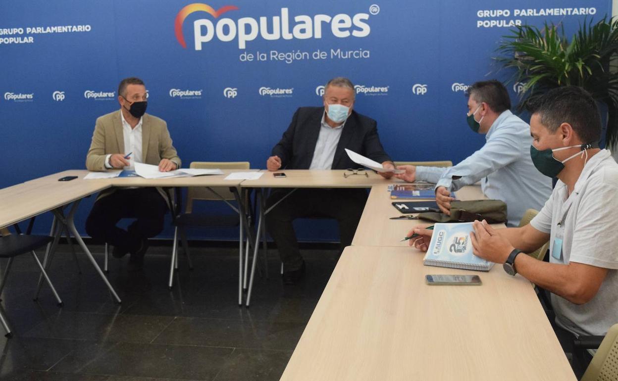 Reunión de Segado y Francisco Bernabé con representantes de la AUGC.