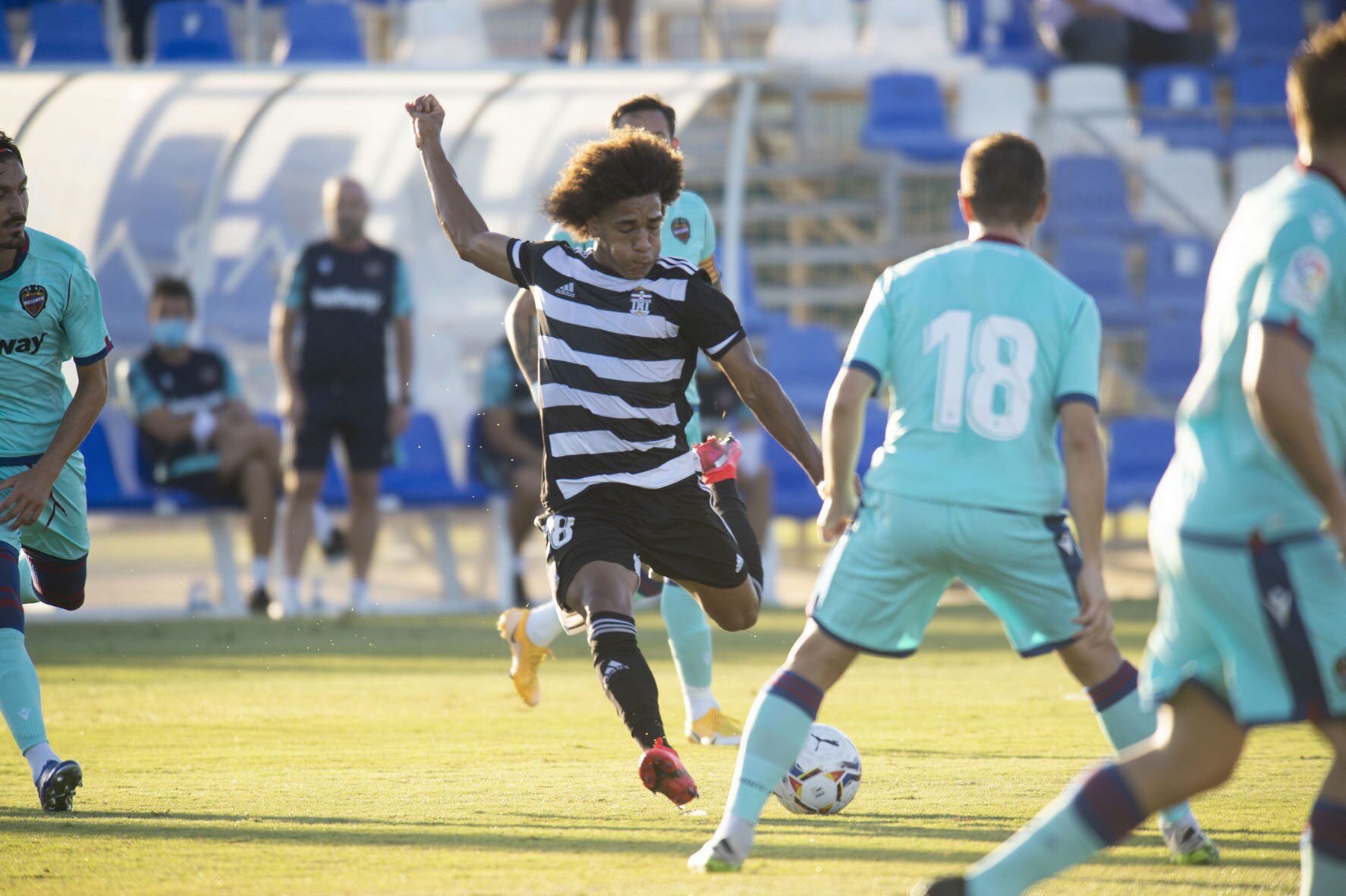 Carrasquilla regatea a Javi Fuego en el último partido. 