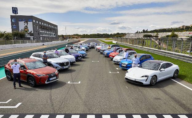 Algunos de los coches que se pueden probar en los concesionarios, reunidos en la pista de Cheste 