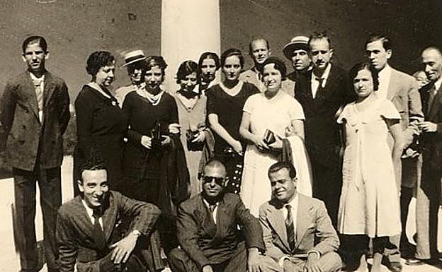 María Cegarra, Carmen Conde y Antonio Oliver Belmás, con el grupo de la Romería lírica a Oleza (Orihuela, Alicante) en el homenaje a Gabriel Miró el 2 de octubre de 1932.