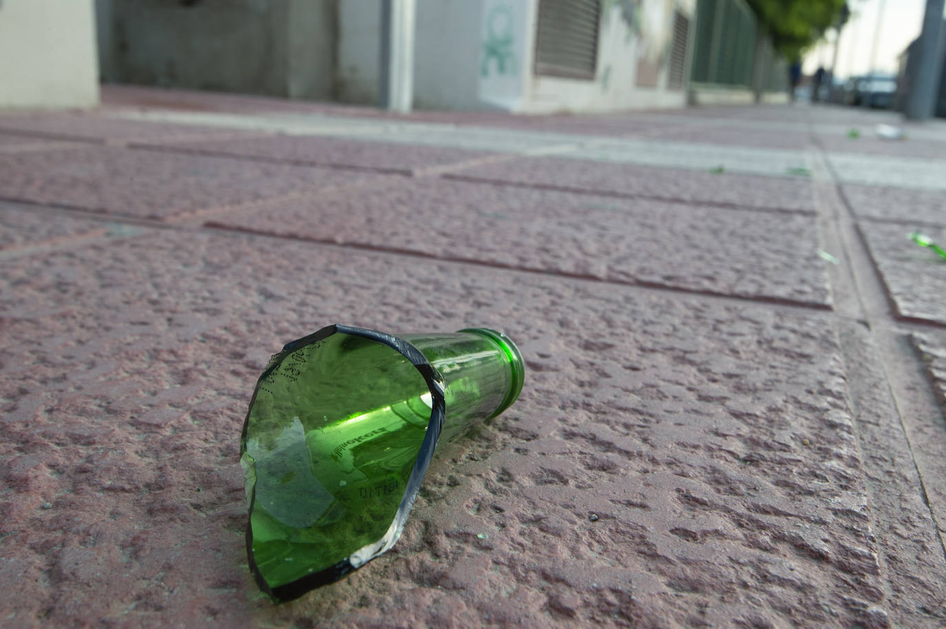 Fotos: Las calles cercanas a la Ciudad de la Justicia de Murcia se llenan de preservativos usados y suciedad