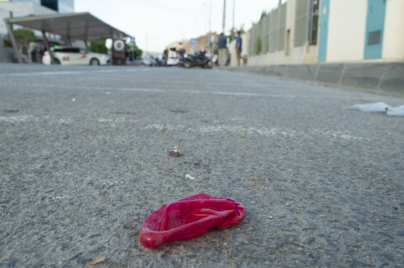 Fotos: Las calles cercanas a la Ciudad de la Justicia de Murcia se llenan de preservativos usados y suciedad