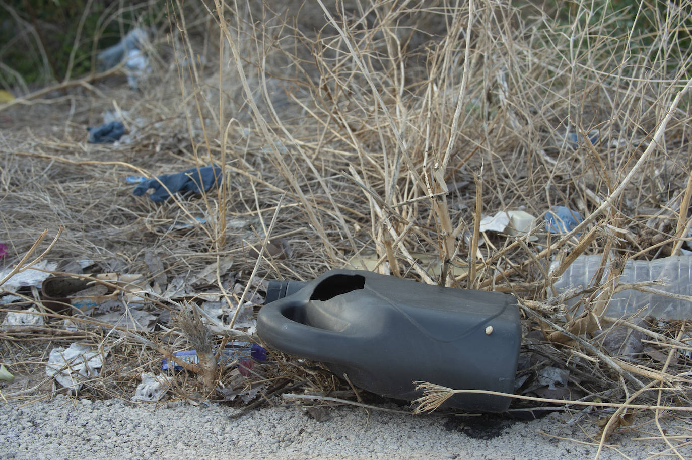 Fotos: Las calles cercanas a la Ciudad de la Justicia de Murcia se llenan de preservativos usados y suciedad