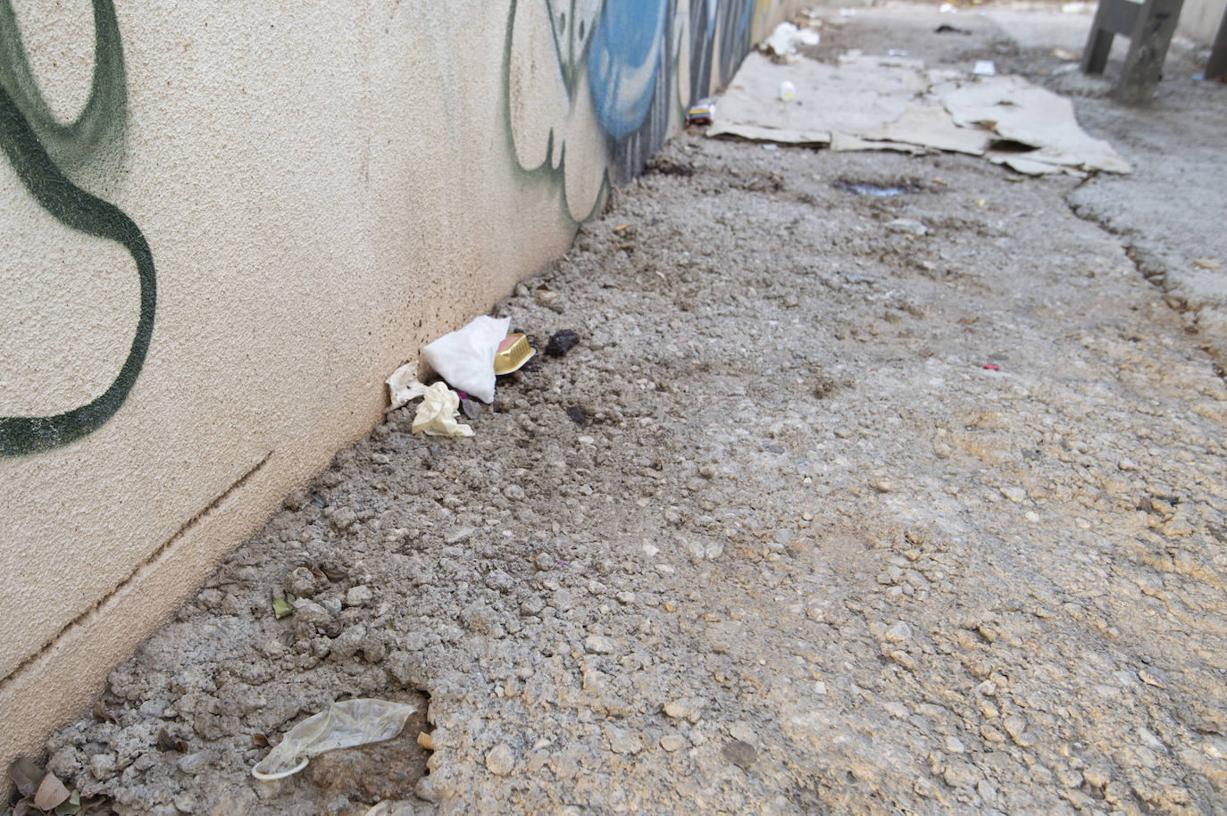 Fotos: Las calles cercanas a la Ciudad de la Justicia de Murcia se llenan de preservativos usados y suciedad