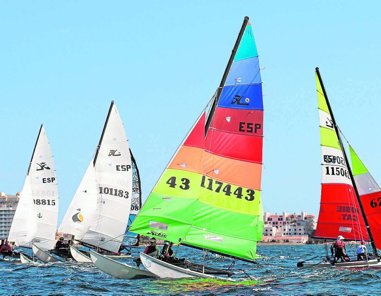 Un momento de una de las tres regatas disputadas ayer en aguas de La Manga. 
