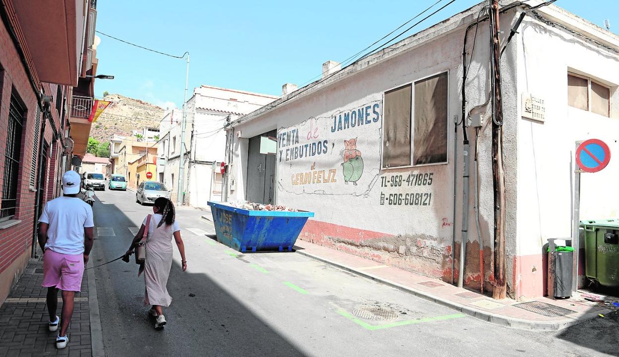 Local de la calle Transformadores, en el barrio de Apolonia, donde está previsto que abra la mezquita. 