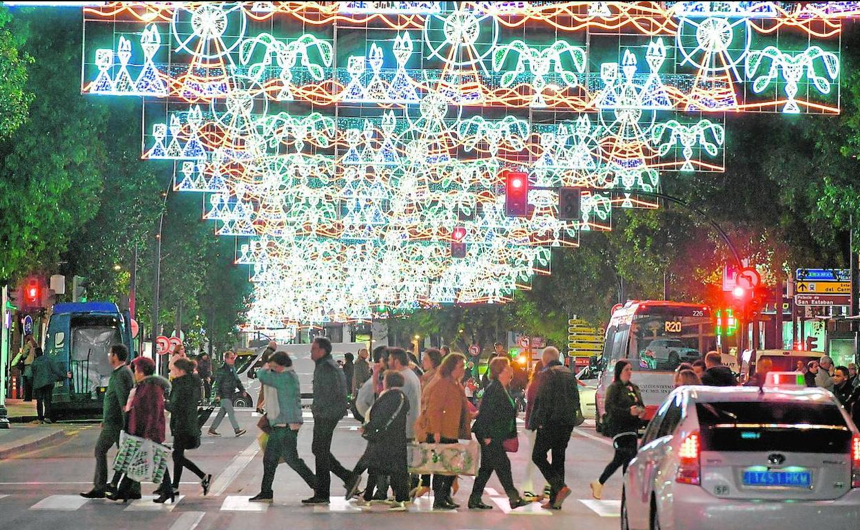 La Gran Vía con la iluminación especial, durante las fiestas de las pasadas navidades.
