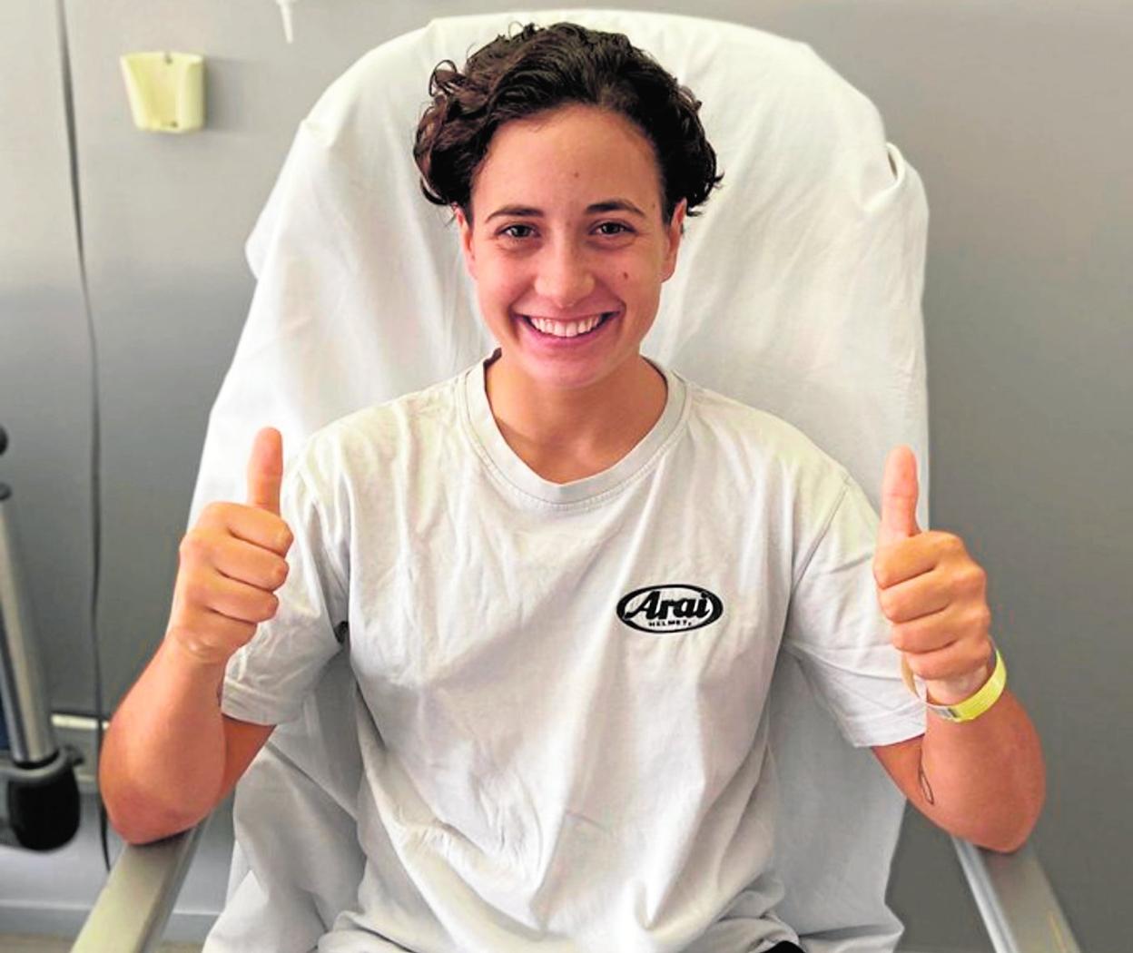 Ana Carrasco celebra el pasado martes su alta médica, que le permite seguir su recuperación en su casa de Barcelona. 