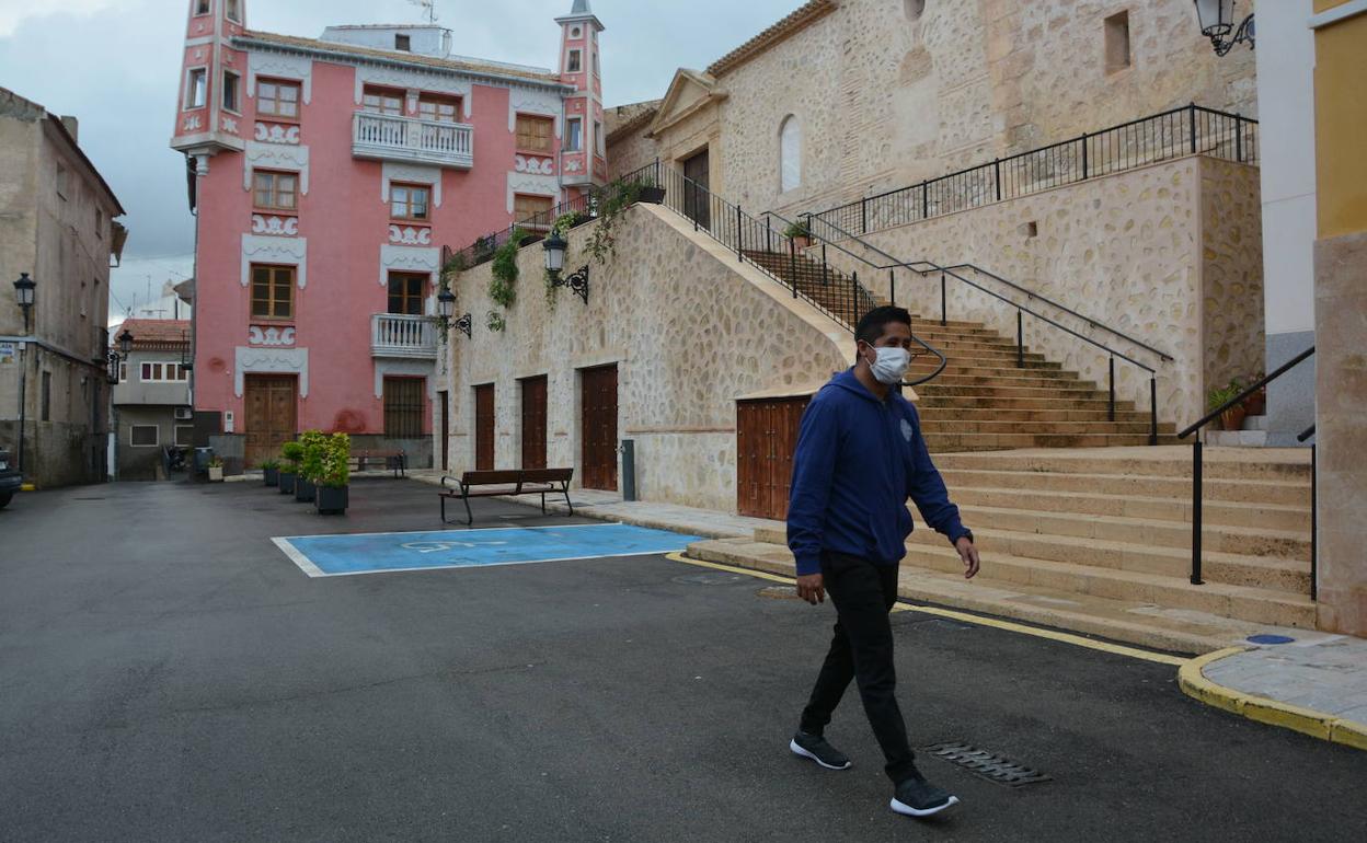 Un hombre pasea con mascarilla por las calles de Ulea.