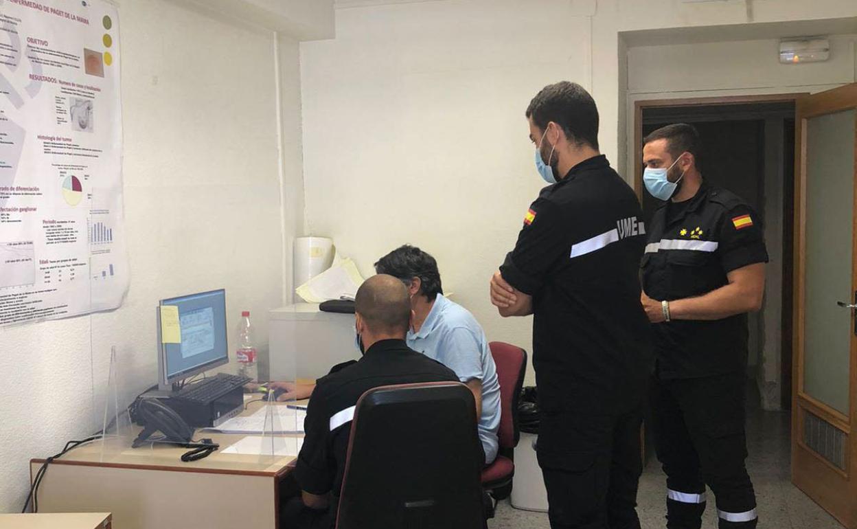 Militares reciben formación para las labores de rastreo en una imagen de archivo. 