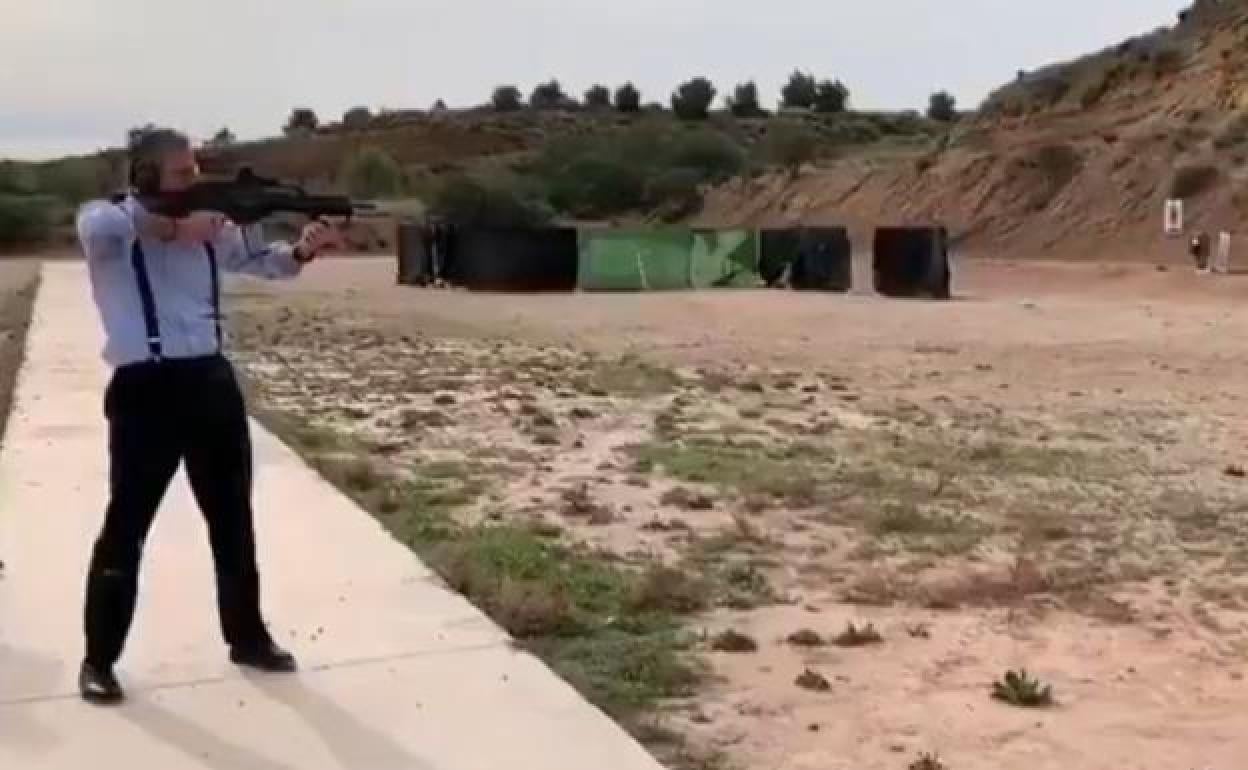 Fotograma del vídeo en el que aparecía Ortega Smith disparando en Javalí Nuevo. 