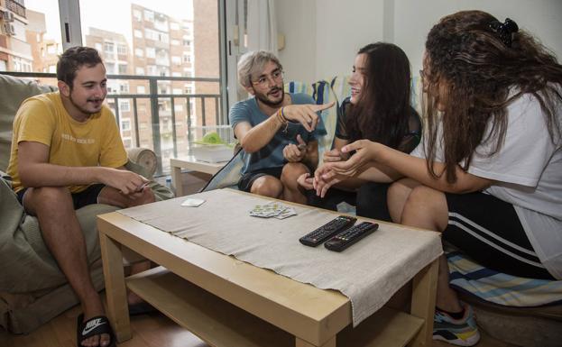 El estudiante de Arquitectura José Antonio Fernández (centro), junto a sus compañeros de piso, en Cartagena.