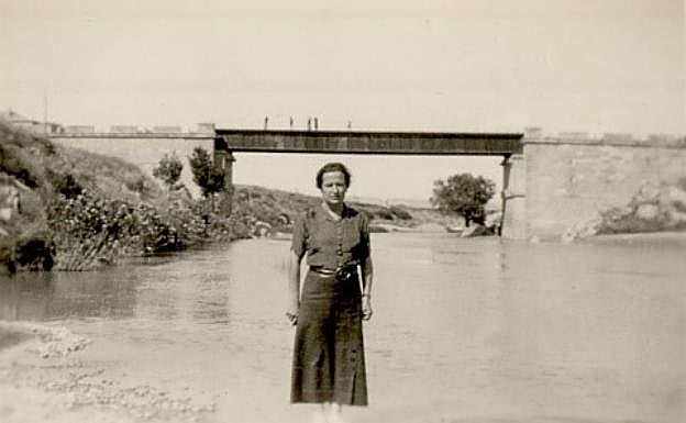Carmen Conde en el río Guadalquivir en 1937. Sus actividades durante la guerra fueron «intensas y comprometidas», dice Díez de Revenga, con los más débiles de la guerra y la alianza antifascista. 