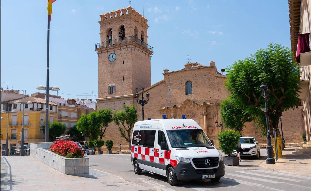 Una ambulancia en una calle de Totana, en una fotografía de archivo.