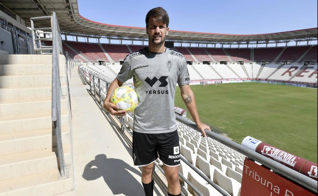 Mario Abenza posa en el estadio Enrique Roca este jueves, en su presentación como nuevo jugador del Real Murcia.