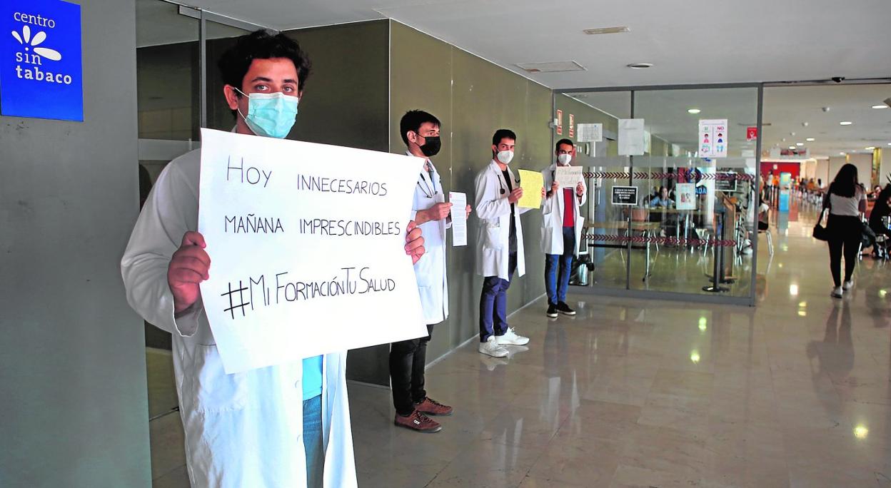 Estudiantes de Medicina de la Universidad de Murcia (UMU) protestan por su situación, ayer, en La Arrixaca. 
