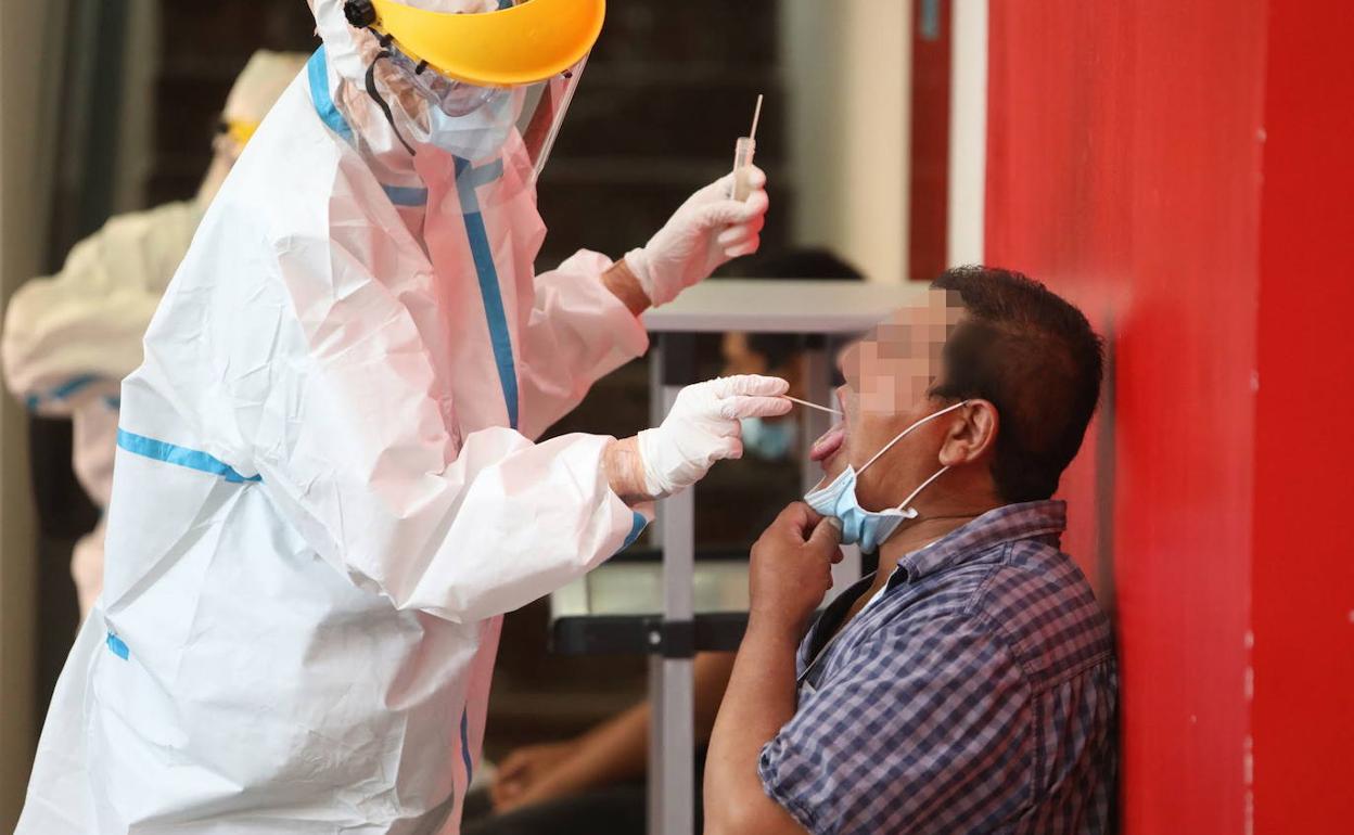 Un sanitario realiza una prueba PCR a un paciente en el centro de salud de San Diego, en Lorca.