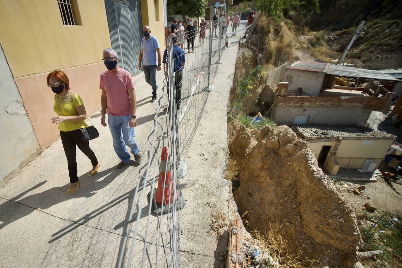 Fotos: Vecinos de Torreagüera claman por el retraso en unas «obras urgentes»