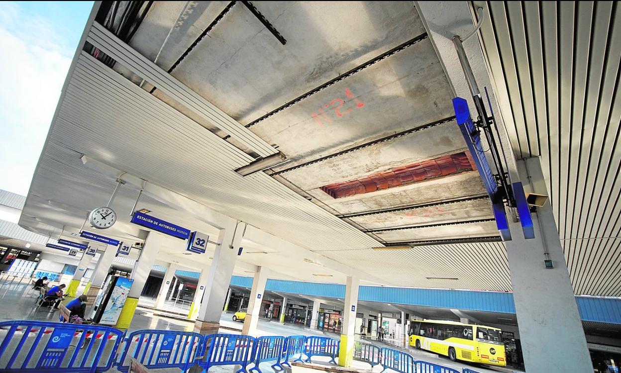 Uno de los andenes estará vallado hasta que se lleve a cabo la reparación de la cubierta de la estación de autobuses de San Andrés.