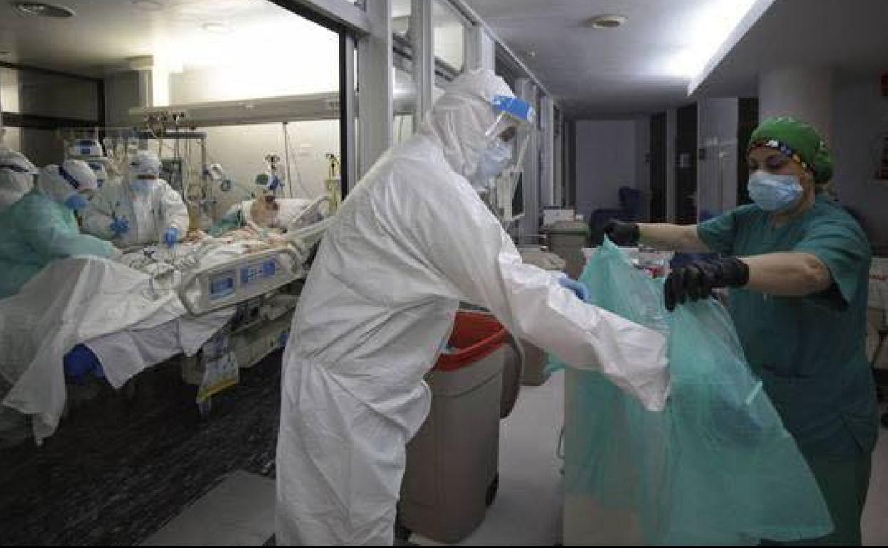 Sanitarios de la UCI del hospital Morales Meseguer, en Murcia.