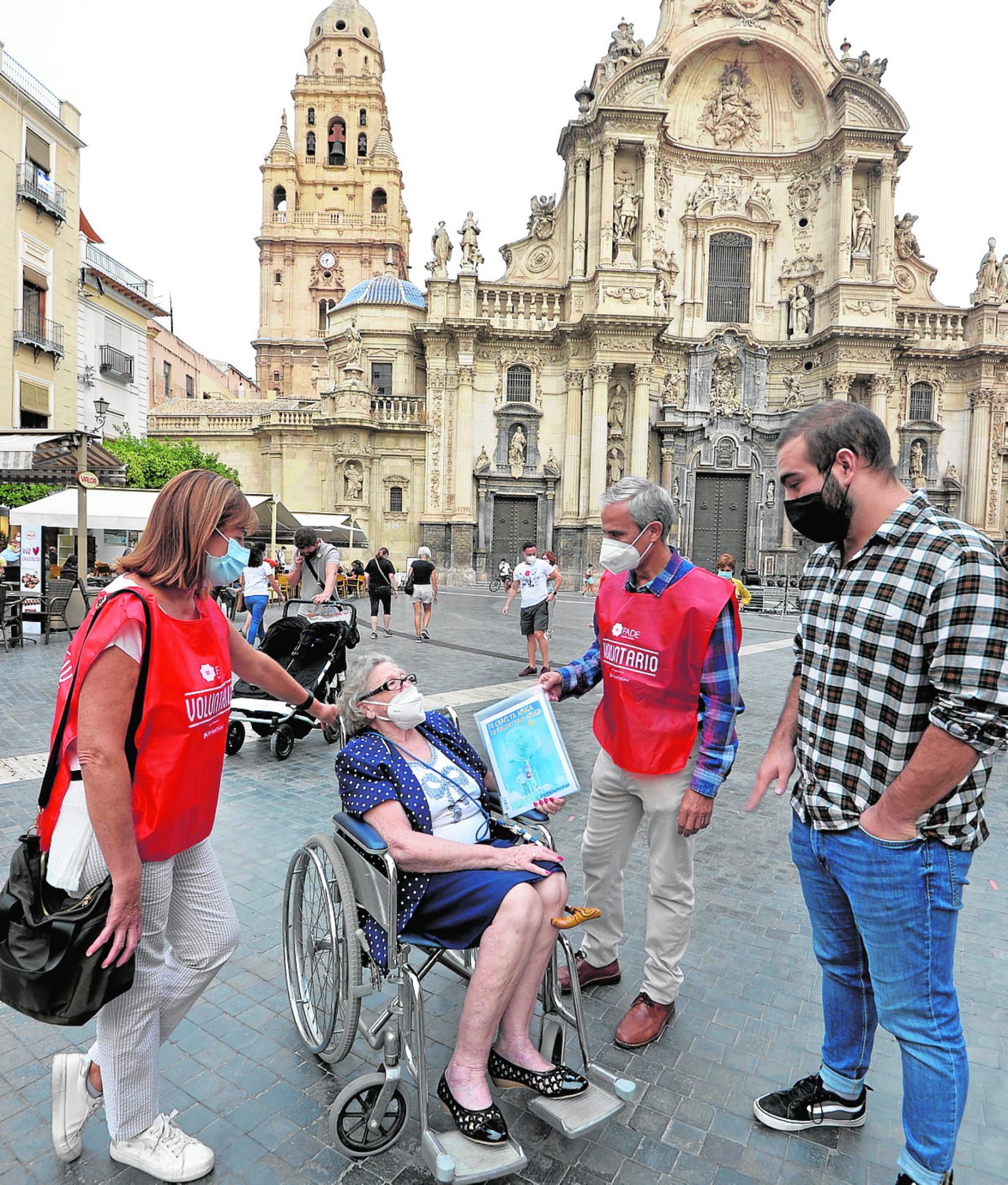 Llanos Zafrilla, Juan Antonio Solera y Ángel Ayala pasean con Teresa por la plaza de la Catedral.