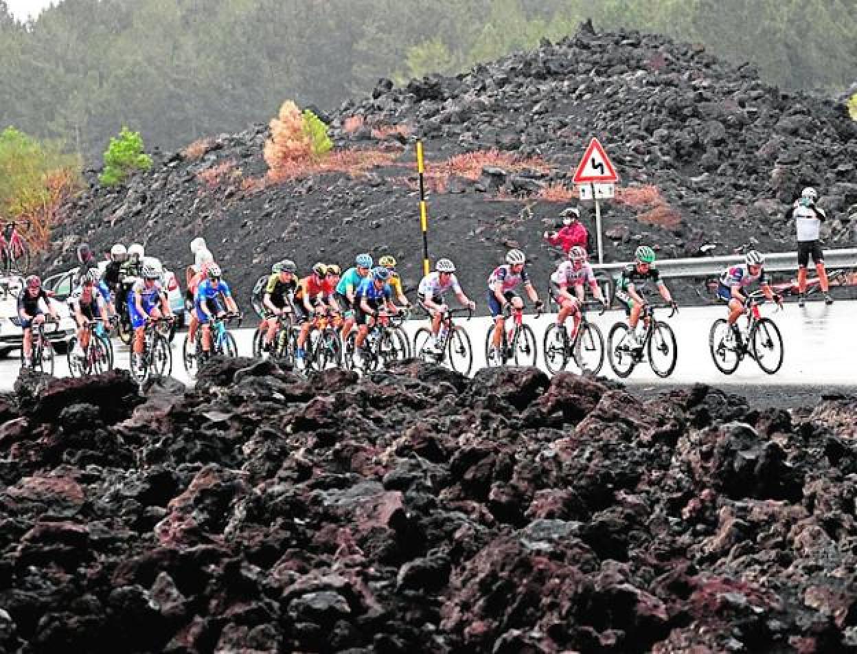 El grupo principal sube las cuestas del volcán Etna. 