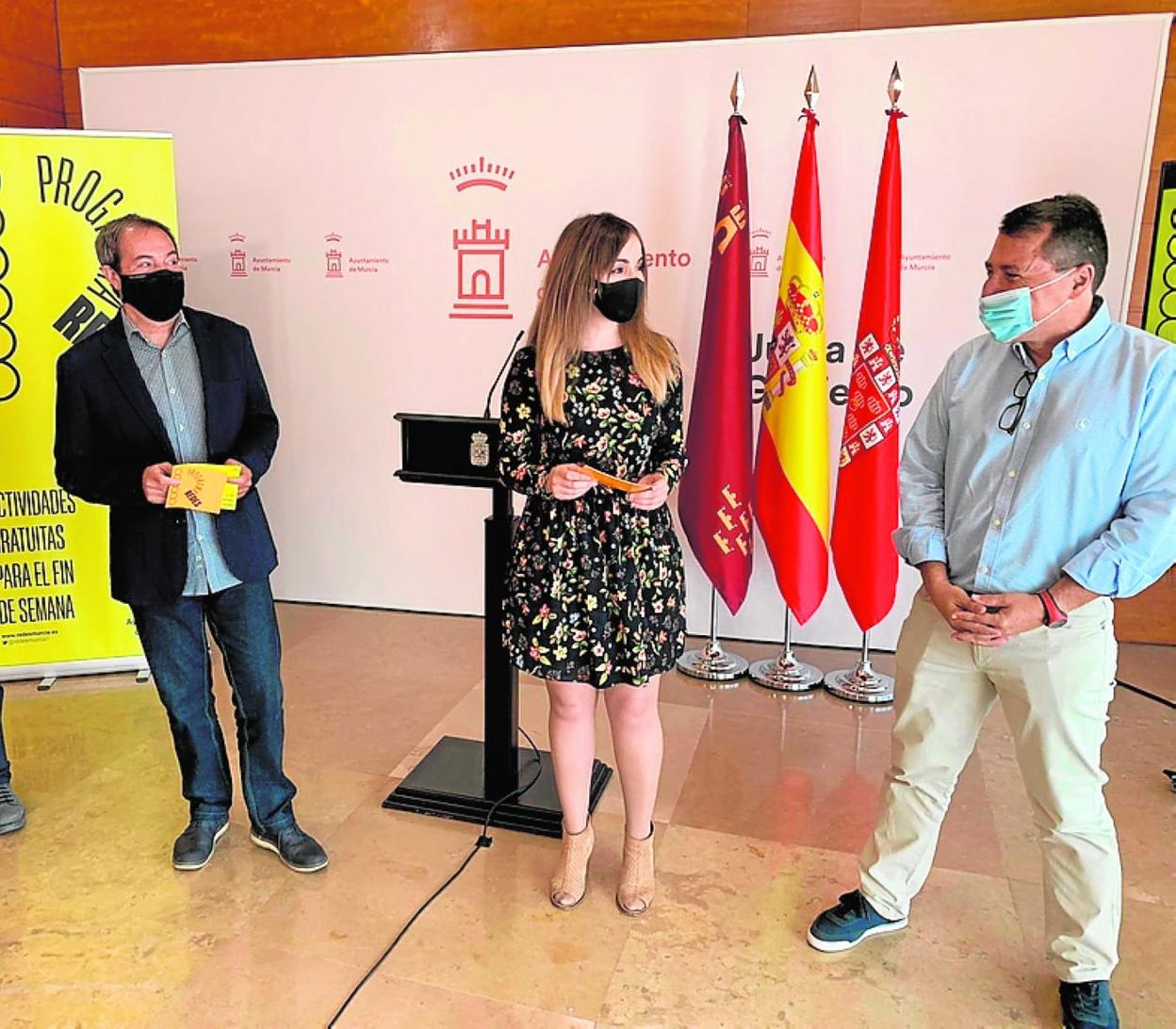 La concejal Rebeca Pérez y los responsables del programa Redes. 