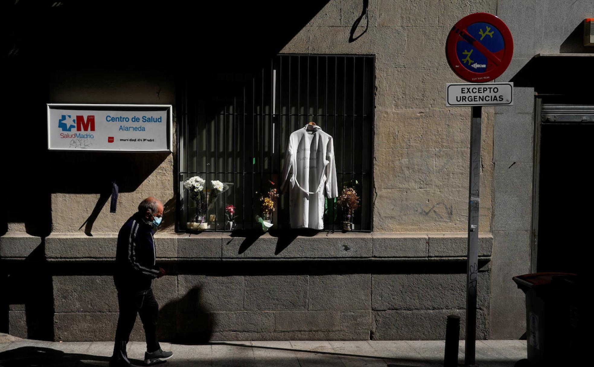 Una bata colgada de una ventana del Centro de Salud Alameda, en Madrid. 