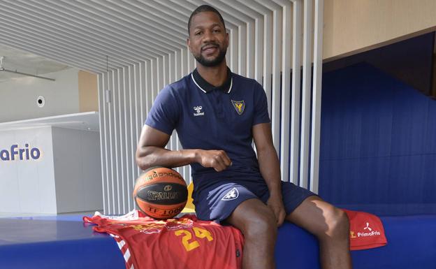 DJ Strawberry, en su presentación como nuevo jugador del UCAM Murcia. 