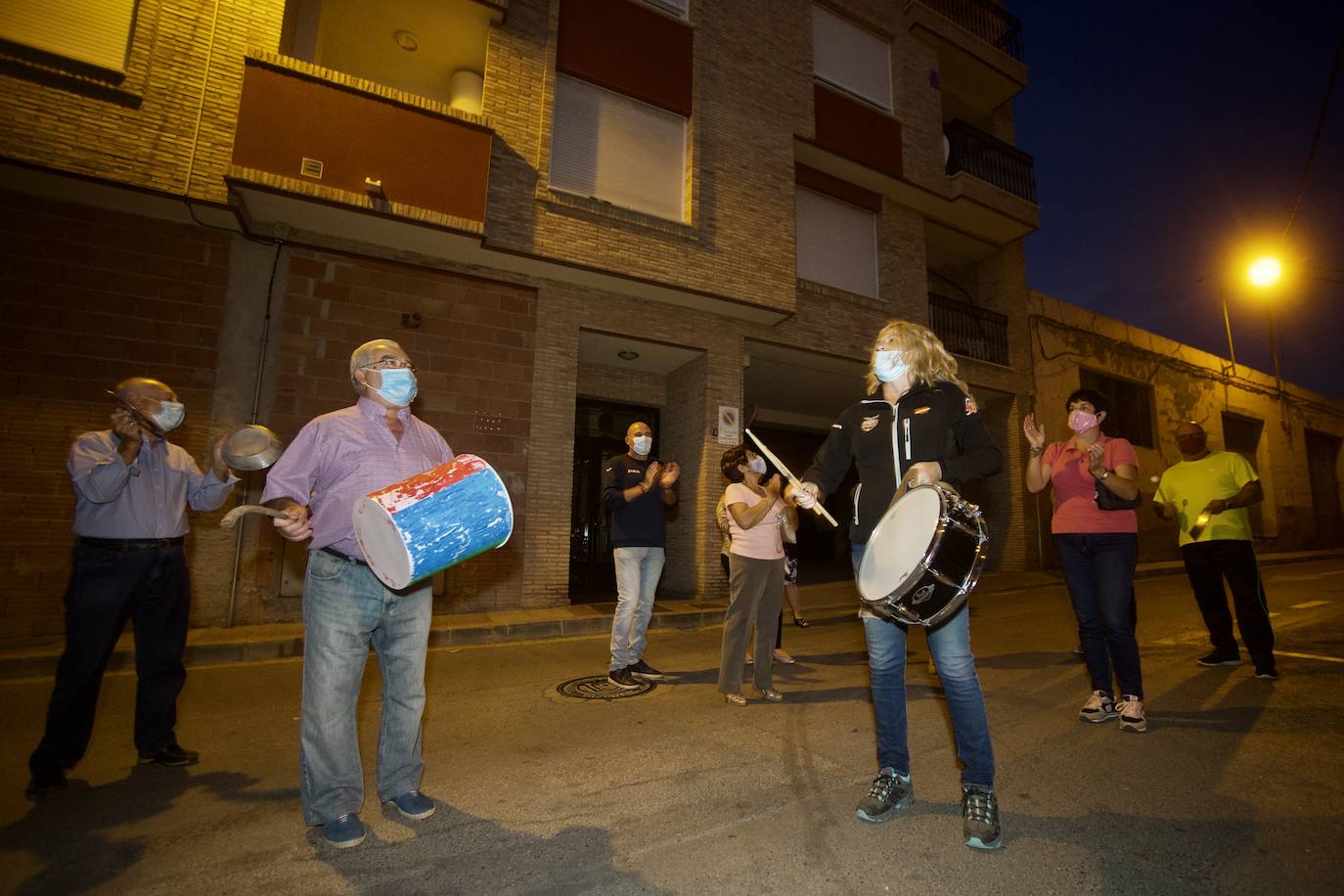 Fotos: Cacerolada en Torreagüera contra varios grupos de okupas